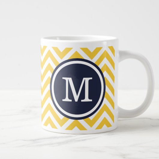 Zickzack Monogramm Gelb und Navy Blue Jumbo-Tasse (Rechts)
