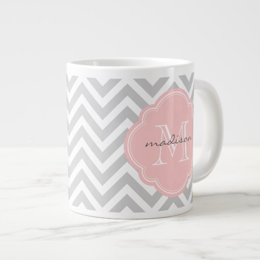 Zickzack Monogramm, grau und leicht rosa Jumbo-Tasse (Vorderseite Rechts)