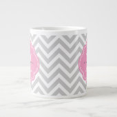 Zickzack Monogramm, grau und rosa Jumbo-Tasse (Vorderseite)