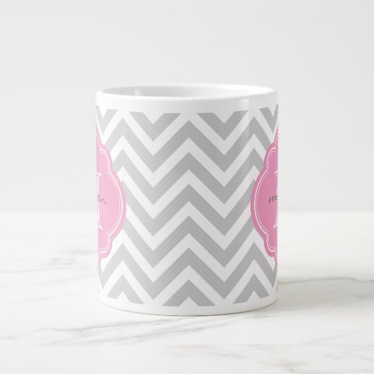 Zickzack Monogramm, grau und rosa Jumbo-Tasse (Vorderseite)