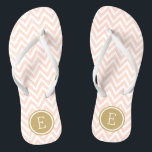 Zickzack Monogramm in Rosa und Gold Badesandalen<br><div class="desc">Maßgeschneiderte,  bedruckte Flop-Sandalen mit einem stilvollen,  modernen Zickzack Muster und einem eigenen Monogramm oder einem anderen Text in einem Kreisrahmen. Klicken Sie auf Anpassen,  um Schriftart und Farben zu ändern oder eigene Bilder hinzuzufügen,  um ein einzigartiges Design zu erstellen!</div>