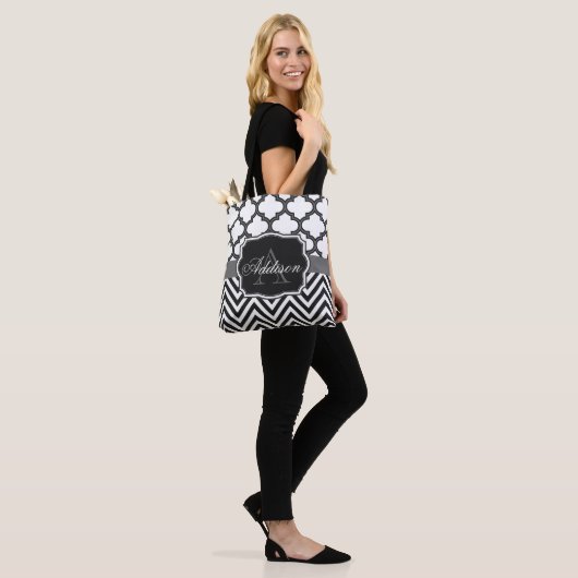 Zickzack Monogramm Tasche (Am Model)