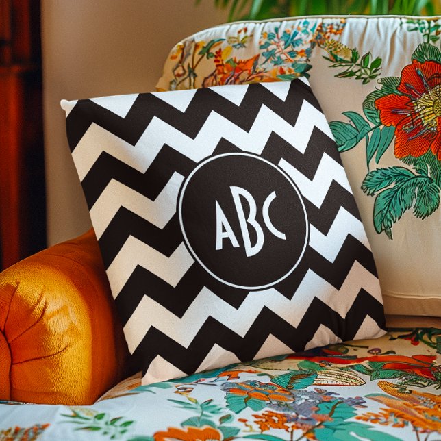 Zickzack Monogramm weiß und schwarz Kissen (White and Black Chevron Monogram Throw Pillow)