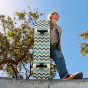 Zickzack Muster in Blau und Grungy Skateboard