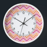 Zickzack Muster in Orange und Hot Pink Uhr<br><div class="desc">Ein helles und modernes Design mit Zickzackmustern. Klicken Sie auf die Schaltfläche Anpassen,  um weitere Änderungen vorzunehmen.</div>