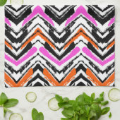 Zickzack Muster in Schwarz, Orange und Rosa Handtuch (Gefaltet)