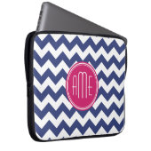 Zickzack Muster mit Monogram - Navy Magenta Laptopschutzhülle (Vorne Rechts)