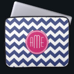 Zickzack Muster mit Monogram - Navy Magenta Laptopschutzhülle<br><div class="desc">Ein beliebtes Design mit einem Bereich zum Hinzufügen von Initialen. Trendige Farben und Muster für Ihr Handy. Wenn Sie die Monogramme anpassen müssen,  klicken Sie auf die Schaltfläche Anpassen und nehmen Sie Änderungen vor.</div>