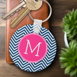 Zickzack Muster mit Monogram - Navy Magenta Schlüsselanhänger<br><div class="desc">Ein beliebtes Design mit einem Bereich zum Hinzufügen von Initialen. Trendige Farben und Muster für Ihr Handy. Wenn Sie die Monogramme anpassen müssen,  klicken Sie auf die Schaltfläche Anpassen und nehmen Sie Änderungen vor.</div>