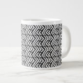 Zickzack Muster mit schwarzem Hand Jumbo-Tasse (Vorderseite Rechts)