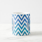 Zickzack Muster Monogram, blau und grün Kaffeetasse (Mittel)