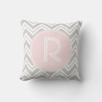 Zickzack Muster Monogram Kissen grau und rot