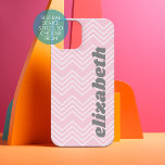 Zickzack Muster - rosa, funkelnde Skriptbezeichnun iPhone 15 Hülle<br><div class="desc">Ein trendy Zickzack Muster mit einem modernen Skriptnamen auf der Seite. Wenn Ihre Kunst noch angepasst werden muss,  klicken Sie auf die Schaltfläche Diese anpassen. Das bringt Sie zu einem Designbereich,  wo Sie Dinge bewegen und sogar Schriftart wechseln können!</div>