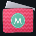Zickzack Preppy in rosa Monogramm Laptopschutzhülle<br><div class="desc">Lassen Sie sich von diesem mit Monogramm Notebook-Ärmel mit einem Zickzack, hübschen Muster in Rosatönen verzaubern. Personalisieren Sie es, indem Sie den Platzhalter-Text ersetzen. Für weitere Optionen, wie zum Beispiel den Schriftart zu ändern und seine Größe, klicken Sie auf die Schaltfläche "Anpassen". *Bitte beachten Sie, dass das Zazzle-Wasserzeichen, das in...</div>