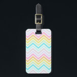 Zickzack Rainbow-Gepäckträger Gepäckanhänger<br><div class="desc">Reisen Sie mit diesem Zickzack Rainbow Luggage Tag stilvoll! Vergessen Sie nicht,  unsere gesamte Produktpalette mit einem Rainbow Zickzack Design auszuprobieren!</div>