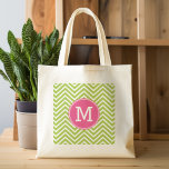 Zickzack rosa und grünes Muster mit Monogramm Tragetasche<br><div class="desc">Ein farbenfrohes Design mit einem Bereich für Monogramme. Wenn Sie das Kunstwerk anpassen oder den Schriftart ändern möchten,  können Sie auf den Bereich anpassen klicken. Dies führt Sie zum Design-Tool,  mit dem Sie viele Änderungen vornehmen können.</div>