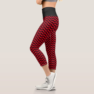 Zickzack rotes und schwarzes Muster Capri Leggings