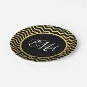 Zickzack Schwarz-Gold-Muster Triple Mit Monogramm Pappteller (Schrägansicht)