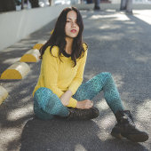 Zickzack Schwarz-Muster mit glänzend blauem Farbmu Leggings