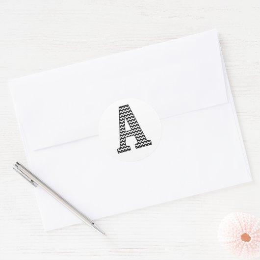 Zickzack Schwarzweißbuchstabe A Runder Aufkleber (Umschlag)