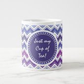 Zickzack Stammes- Zickzack-Muster in Blauem und in Jumbo-Tasse (Vorderseite)