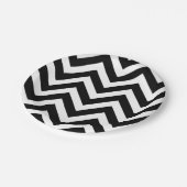 Zickzack Streifen in Schwarz und Weiß Pappteller (Schrägansicht)