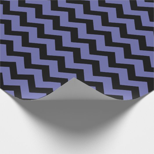 Zickzack violett-schwarzes Muster Geschenkpapier (Ecke)