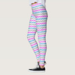 Zickzack Zag-Muster in Rosa, Blau und Grau Leggings<br><div class="desc">Hellrosa,  blau und hellgraues Zickzackmuster auf weißen Leggings.</div>
