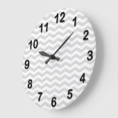 Zickzack Zig-Zag-Muster in klassischem Lt Gray Whi Große Wanduhr (Winkel)