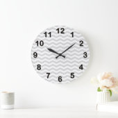 Zickzack Zig-Zag-Muster in klassischem Lt Gray Whi Große Wanduhr (Zuhause)