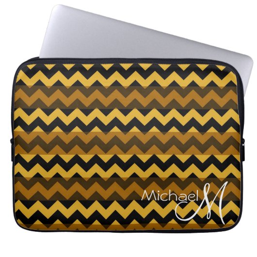 Zickzack Zigzag-Monogram, braun und schwarz Laptopschutzhülle (Vorderseite)