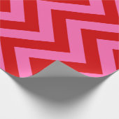 Zickzack Zigzag Wrapping Paper mit rotem Hot Pink Geschenkpapier (Ecke)