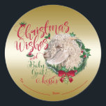 ZIEGE | Christmas Wünsche Baby Goat Kisses Angora Runder Aufkleber<br><div class="desc">CUSTOMIZE Dieses Weihnachtsgeschenk Tag Sticker- Adorable Porträtmalerei eines Angora Ziege Kids mit Weihnachtsgrün, Heiligenbäumen und Beeren, einem roten Bogen und Misteloe - mit verziertem Kalligrafiettext, der lautet: Weihnachten wünscht und Kinderziege auf abnehmbarem goldenen Hintergrund - entfernen Sie Hintergrund, um Weiß zu zeigen oder wählen aus dem individuell gestalteten Farbton die...</div>