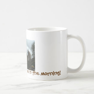 Ziege zum Trinken meinen Kaffee in der Morgen Kaffeetasse