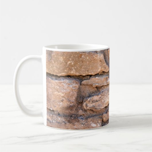 Ziegelmauer. Hintergrund aus Ziegelsteinen. B Kaffeetasse (Links)