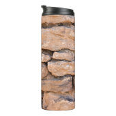 Ziegelmauer. Hintergrund aus Ziegelsteinen. B Thermosbecher (Nach rechts gedreht)