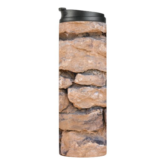 Ziegelmauer. Hintergrund aus Ziegelsteinen. B Thermosbecher (Nach rechts gedreht)