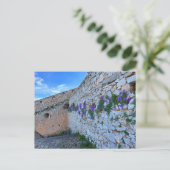 Ziegelmauer mit violetten Blumen Nafplion Griechen Postkarte (Stehend Vorderseite)
