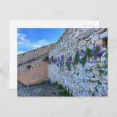 Ziegelmauer mit violetten Blumen Nafplion Griechen Postkarte (Vorne/Hinten)
