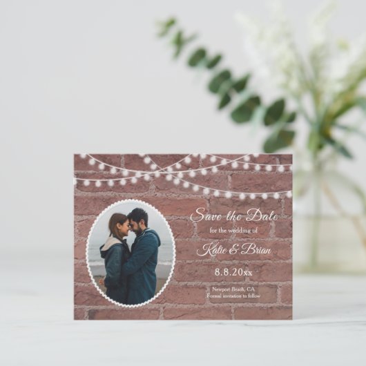 Ziegelmauer und String Lights Save the Date Ankündigungspostkarte (Stehend Vorderseite)