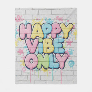 Ziegelstein mit farbenfrohem Text, der „Happy Vibe Fleecedecke