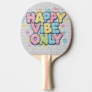 Ziegelstein mit farbenfrohem Text, der „Happy Vibe Tischtennis Schläger