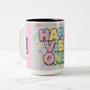 Ziegelstein mit farbenfrohem Text, der „Happy Vibe Zweifarbige Tasse