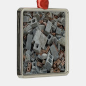 Ziegelsteine u. silbernes ornament (Rechts)