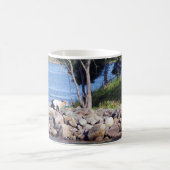 Ziegen auf Felsen Kaffeetasse (Mittel)
