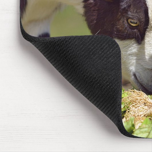 Ziegen, die Gemüse essen Mousepad (Ecke)
