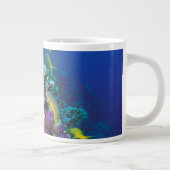 Ziegenschwarm rund um kleine Korallen Jumbo-Tasse (Rechts)