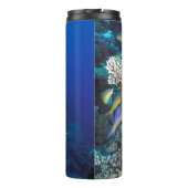 Ziegenschwarm rund um kleine Korallen Thermosbecher (Rückseite)