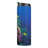 Ziegenschwarm rund um kleine Korallen Thermosbecher (Nach rechts gedreht)