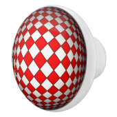 Ziehen an der roten und weißen, karierten Türklink Keramikknauf (Rechts)